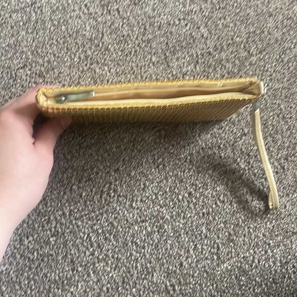 RSVP gold wristlet - Picture 4 of 4